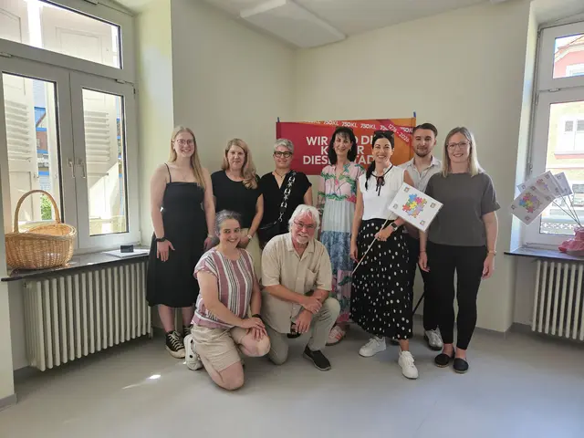 Freuen sich über die neuen Räumlichkeiten: (v.l.) Erzieherin Clarissa Krämer, Silke Gauch-Kafitz von der Bau AG, die stellvertretende Kitaleiterin Wiebke Naß, die Abteilungsleiterin der Kindertagesbetreuung Nicole Simgen, Kitaleiter Andreas Sander, Prokuristin der Bau AG Gabriele Gehm, Beigeordnete Anja Pfeiffer sowie Niklas Reißel und Mira Oliveira vom Referat Gebäudewirtschaft  | Foto: Stadt KL/gratis