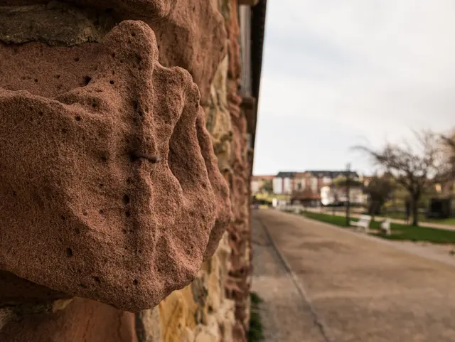 Salzig ausgespült: Die Steinmauer gibt dem Gradierbau einen einzigartigen Charakter | Foto: Kim Rileit