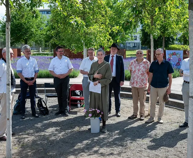 Ein Spaziergang im Citypark führt vorbei an Symbolen und Mosaiken, die sieben Religionen in Karlsruhe sichtbar machen. | Foto: Stadt Karlsruhe, Monika Müller-Gmelin
