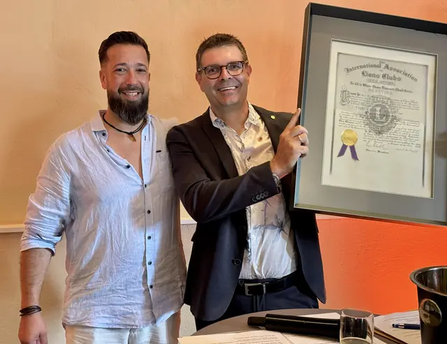 Präsidenten-Wechsel im Lions Club Donnersberg: Christian Haase (links) übergibt den Staffelstab an Thierry Mathis | Foto: Rüdiger Krebs/gratis
