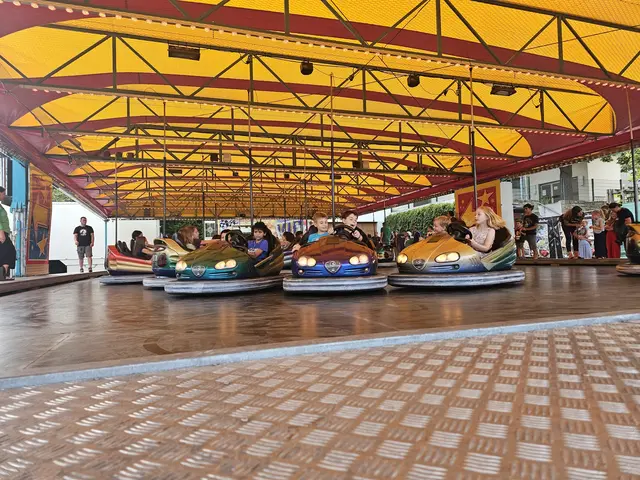 Rasanter Fahrspaß gehört auch zur Hambacher Jakobuskerwe: Die Boxautos sind besonders bei Kindern und Jugendlichen ein beliebter Treffpunkt. | Foto: Eva Bender