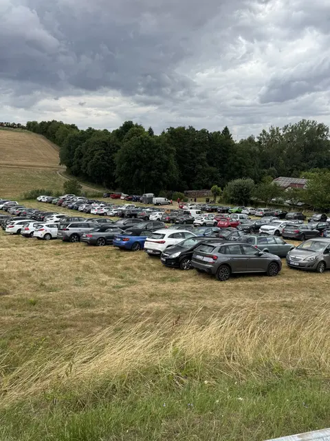 Parkplatzfrage gut gelöst vorm Ort aus Richtung Oberndorf/Schmalfelderhof kommend -Top-Arbeit der Freiwilligen Feuerwehr  | Foto: Arno Mohr 