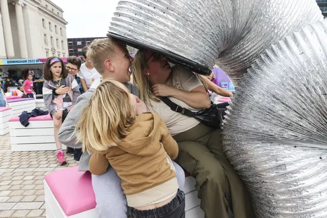 Beim „Alles Muss Raus!“-Festival verwandeln internationale Künstlerinnen und Künstler die Kaiserslauterer Innenstadt in eine große Freiluftbühne. Zu sehen sind hier die Wesen der australisch-britischen Straßentheatergruppe Bedlam Oz | Foto: Denise Maxwell/gratis