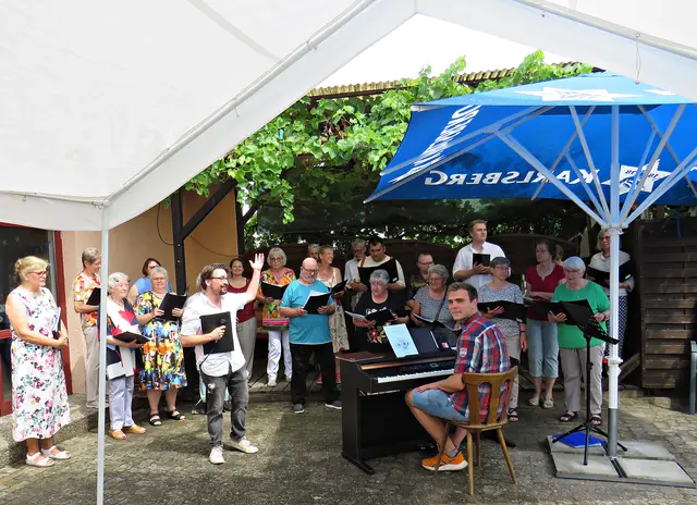 Start in einen bunten sommerlichen Nachmittag mit den Chören | Foto: Brigitte Melder