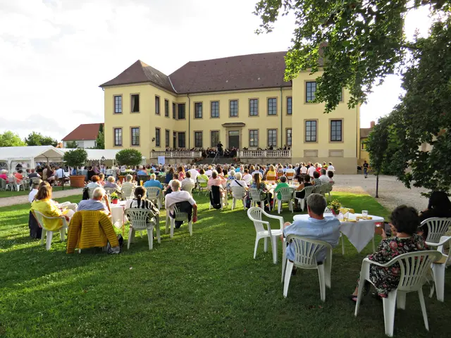 Blick auf das Schloss und die zahlreichen Gäste im Schlossgarten | Foto: Brigitte Melder