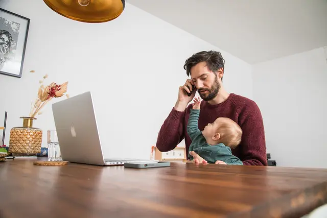 Kindergeld online beantragen: Eltern können den Antrag sicher und kostenfrei über die offizielle Seite der Bundesagentur für Arbeit stellen. | Foto: dpa