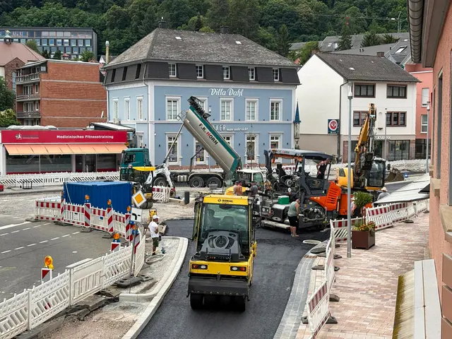 Im dritten Bauabschnitt der Kaiserstraße laufen die Asphaltarbeiten. Nach deren Abschluss wird die Baustelle auf die gegenüberliegende Straßenseite verlegt und der Bauabschnitt 3b beginnt. | Foto: Erich Huber
