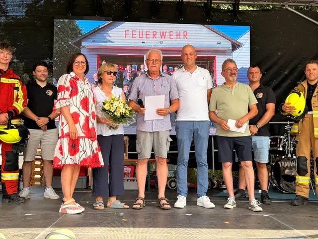 Das war eine gelungene Überraschung: Im Rahmen des Feuerwehrjubiläums hat Edwin Diesel (Mitte) die Landesehrennadel erhalten.      | Foto: KV GER/mb