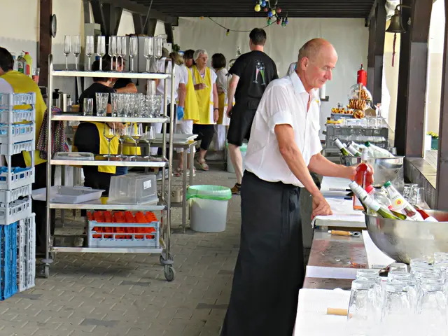 Helferinnen und Helfer vom Cäcilienverein hatten alle Hände voll zu tun | Foto: Brigitte Melder