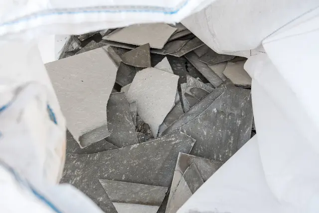 Asbest ist gefährlich. Der Schadstoff gehört unbeding richtig entsorgt. | Foto: Mario Hoesel/stock.adobe.com