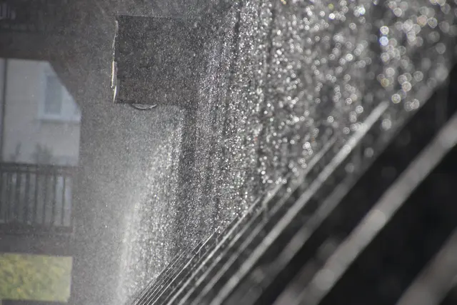 Der Gradierbau, auch Saline genannt, ist so eine geniale Einrichtung, dass man über deren Funktion nur ins Schwärmen geraten kann. Über Schwarzreisig fließt die Sole nach unten und erzeugt mitten in der Pfalz ein Klima wie am Meer. Das wirkt sich beim Atmen nicht nur positiv auf die Gesundheit aus, es kühlt gerade an heißen Tagen angenehm den gesamten Körper. Tipp: Ein Muss bei heißen Temperaturen. | Foto: Franz Walter Mappes