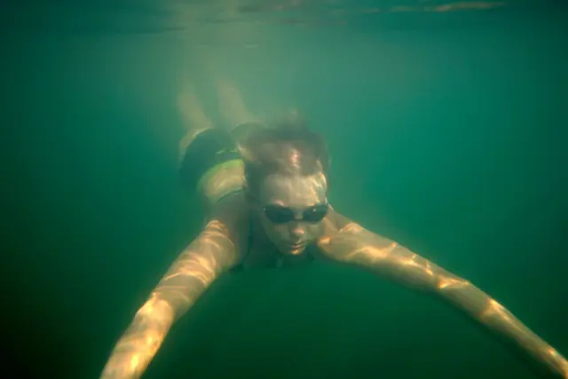 Bessere Sicht unter Wasser und Schutz für die Augen: Eine Schwimmbrille ist gleich aus mehreren Gründen nützlich beim Baden im See.  | Foto: dpa