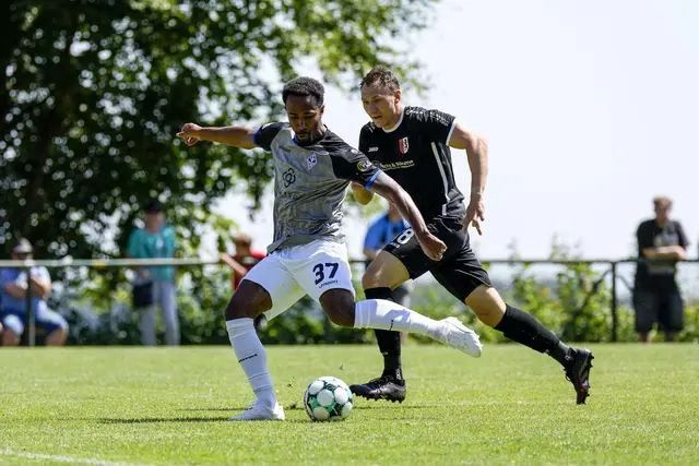 Waldhof-Neuzugang Noah Sarenren Bazee (links) im Testspiel in Moosbrunn gegen Andre Kuhn (SV Moosbrunn).  | Foto: Zimmermann/PIX-Sportfotos 