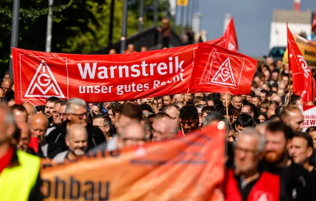 Protest gegen den Sparkurs bei Mercedes-Benz. (Archivbild) | Foto: Focke Strangmann/dpa