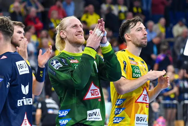 Ein Bild aus der Saison 2024/2025. Mikael Appelgren (links) und Patrick Groetzki (rechts) bejubeln gemeinsam einen Löwen-Sieg.  | Foto: Ruffler/PIX-Sportfotos