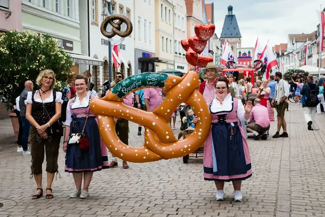 Brezelfest Speyer 2026: Wenn die Damen und Herren vom Dirndl-Lederhosen-Komitee in einem kleinen Eröffnungs-Umzug vom Altpörtel zum Festplatz ziehen, dann beginnt kurz darauf das Brezelfest | Foto: Cornelia Bauer