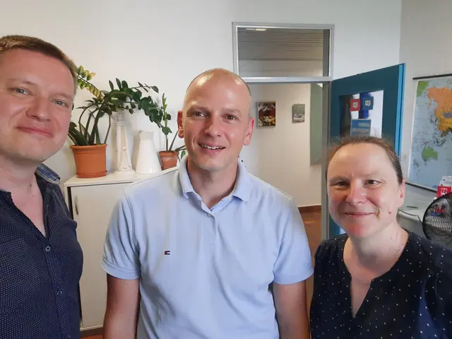 Von links: Raphael Burckhardt, Landtagsabgeordneter Florian Bellaire und Kathrin Frewell. | Foto: Jugendmigrationsdienst (JMD)