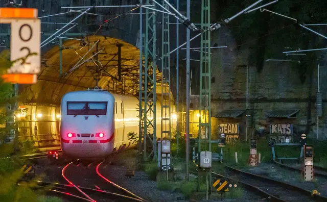 ICE- und IC-Züge auf der Strecke durchs Mittelrheintal vergünstigt nutzen, das bietet die Bahn Inhabern eines Deutschlandtickets an. (Symbolbild) | Foto: Andreas Arnold/dpa