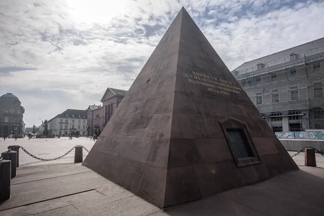 Unbekannte haben die Pyramide auf dem Karlsruher Marktplatz mit weißer Farbe beschmiert. Die Polizei ermittelt wegen Sachbeschädigung und sucht Zeugen. | Foto: Paul Needham