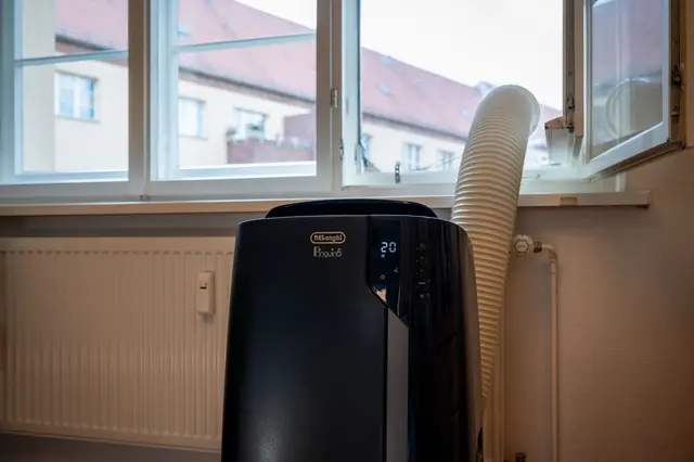 Achtung: Unterdruck! Der Abluftschlauch eines mobilen Klimageräts gehört durchs Fenster - am besten gut abgedichtet, etwa mit einer Acrylglasscheibe samt Loch für den Schlauch. | Foto: dpa