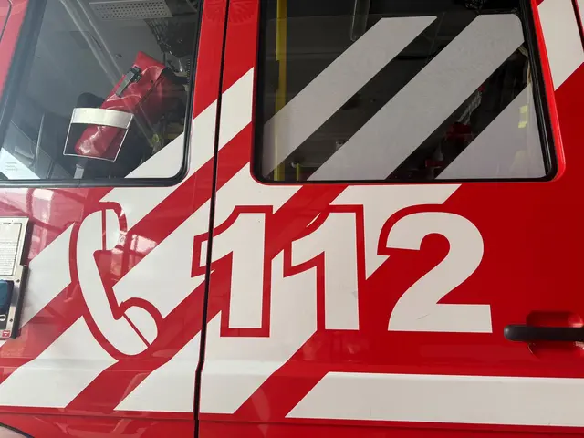 Experten der Feuerwehr führten Messungen nach dem Austritt von Schwefelwasserstoff durch. (Symbolbild) | Foto: Sabina Crisan/dpa