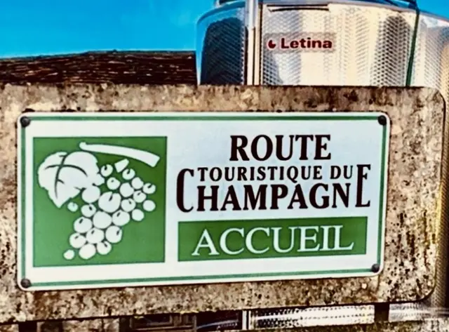 Man folgt einer Straße und glaubt, Weinberge zu durchqueren. Tatsächlich betritt man eine Welt, in der Geduld ihren eigenen Rhythmus besitzt: die Route Touristique de Champagne. In der südlichen Aube öffnet diese legendäre Route die Türen zu Kellern und Höfen, in denen Landschaft, Handwerk und Zeit zu einer Kultur des Weinbaus verschmelzen, deren über Generationen gewachsene Meisterschaft die Eigenart der Champagne bis heute lebendig erhält.
 | Foto: Daniel J. Basler
