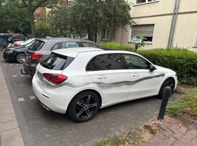 Mindestens 23 Autos wurden in der Mainzer Neustadt in zwei Nächten mit Lackfarbe besprüht. Die Polizei Mainz ermittelt wegen Sachbeschädigung und sucht Zeugen. | Foto: Polizeipräsidium Mainz