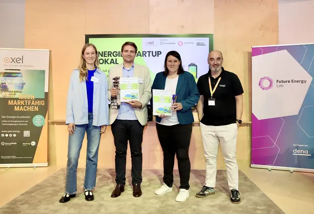Gewinner (v.l.): Carlotta Krone-Danhier, Seniorexpertin Future Energy Lab, Dominik L. Schreiber, CFO „Nanolope GmbH“, Stefanie Balzarek, CEO „Avori Energy GmbH“, und Christos Klamouris, AXEL-Senior Project Manager | Foto: fokus.energie