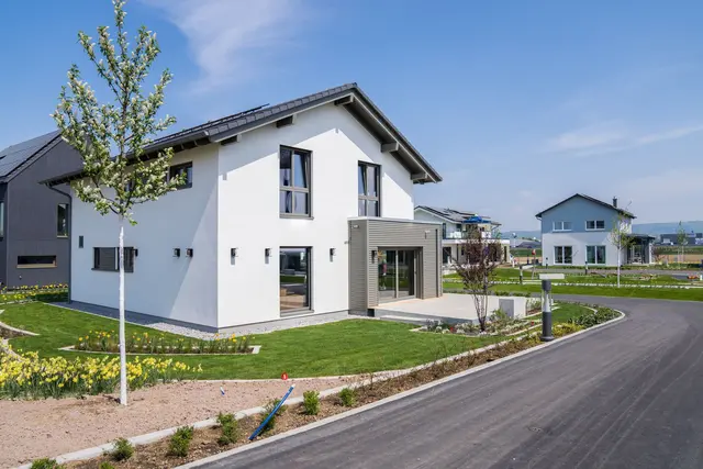 Die schöne Fassade täuscht nicht über die Rechnung hinweg: Ohne 20 bis 30 Prozent Eigenkapital wird die Vollfinanzierung laut Verbraucherschützern schnell zur Wette. | Foto: dpa