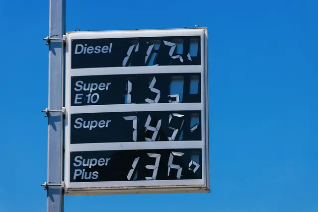 An Autobahntankstellen müssen Autofahrer deutlich tiefer in die Tasche greifen. (Symbolbild) | Foto: Philipp von Ditfurth/dpa