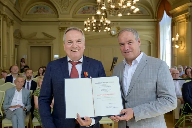 Prof. Dr. Matthias Hentze (links) erhielt von Oberbürgermeister Eckart Würzner
für seine großen Verdienste um die Wissenschaft das Bundesverdienstkreuz
verliehen. (Foto: Philipp Rothe) | Foto: Stadt Heidelberg