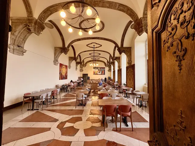 Unter den strengen, weiten Bogendecken des spätbarocken Refektoriums, in denen sich die alte Klosterregel der Prämonstratenser und die kontemplative Gelehrsamkeit einer vergangenen Epoche unbemerkt in die Gegenwart hinübergerettet haben, wird das schlichte morgendliche Frühstück im flutenden Licht für den Reisenden zu einem feinen, fast spirituellen Ritual der Entschleunigung, als hüteten diese monumentalen Mauern an der Mosel ein tiefes, unvergängliches Gedächtnis, das keine lauten Töne verträgt.
 | Foto: Daniel J. Basler