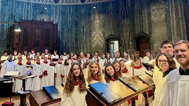 Der KathedralJugendChor im Chorgestühl der Westminster Cathedral  | Foto: Dommusik Speyer
