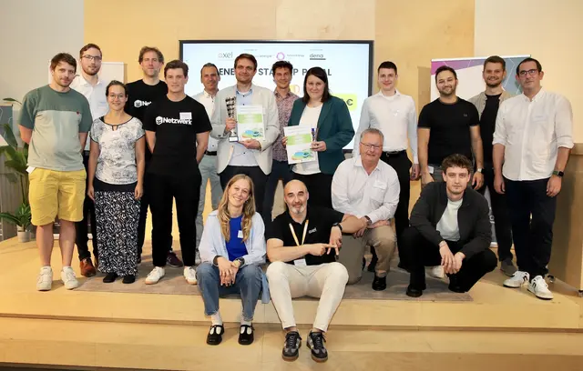 Gruppenbild: Gründerinnen und Gründer der teilnehmenden Startups mit Carlotta Krone-Danhier, Seniorexpertin Future Energy Lab, und Christos Klamouris, AXEL-Senior Project Manager | Foto: fokus.energie