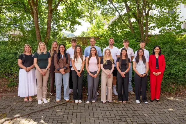 Der Start ins duale Studium: 13 Nachwuchskräfte beginnen ihre Ausbildung im Finanzamt Kusel-Landstuhl. Die Ausbildungsleiterin Claudia Kubera (ganz links) im Gruppenbild mit den 13 neuen Finanzanwärter*innen und der Amtsleiterin Marion Wolf (ganz rechts) | Foto: Landesamt für Steuern