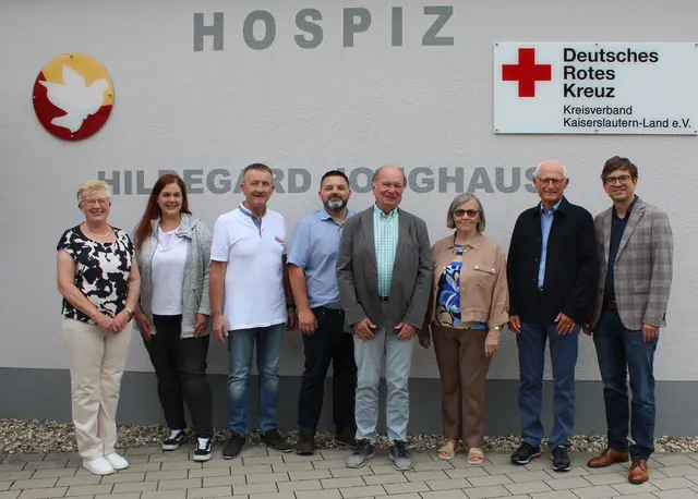 Gemeinsam für das Hospiz: Schatzmeisterin Vera Lang, Stv. Einrichtungsleiterin Panja Schütz, Schriftführer Ralf Hersina, DRK Geschäftsführer Jan Müller, Spenderehepaar Reiner und Rosemarie Schreck, Dr. Hans-Jürgen Gabriel, Vorsitzender des Fördervereins Stationäres Hospiz Westpfalz e.V. und Beisitzer Christopher Bretscher. | Foto: Förderverein stat. Hospiz/umu