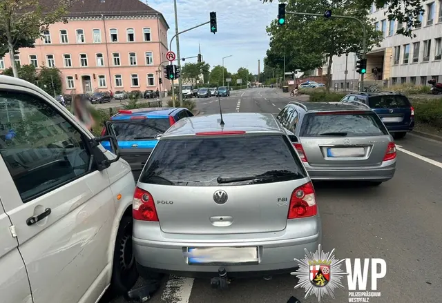 Ein 38-jähriger Autofahrer verursachte in Kaiserslautern einen Unfall, versuchte danach zu flüchten und wurde später vom Rettungsdienst ins Krankenhaus gebracht. Die Polizei ermittelt nach der Unfallflucht, bei der ein Schaden von mindestens 11.500 Euro entstand. | Foto: Polizeipräsidium Westpfalz
