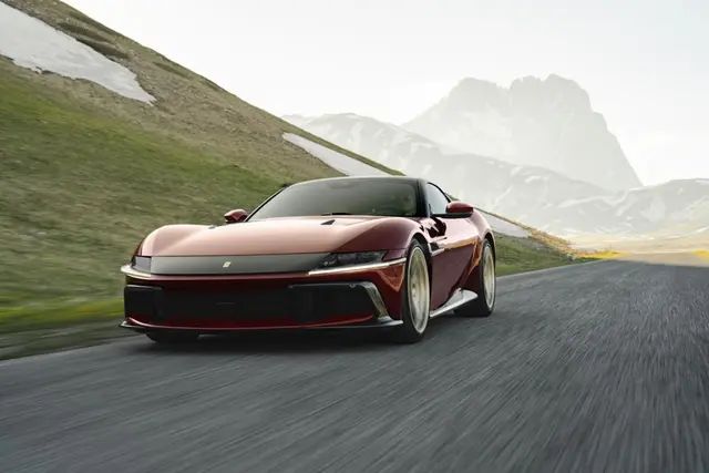 Wer schalten will, darf wieder schalten: Der Ferrari 12Cilindri kommt als Manuale mit Schaltknauf und Kupplungspedal. (zu dpa: «Wie Bugatti und Ferrari auf noch mehr Handarbeit setzen») | Foto: dpa