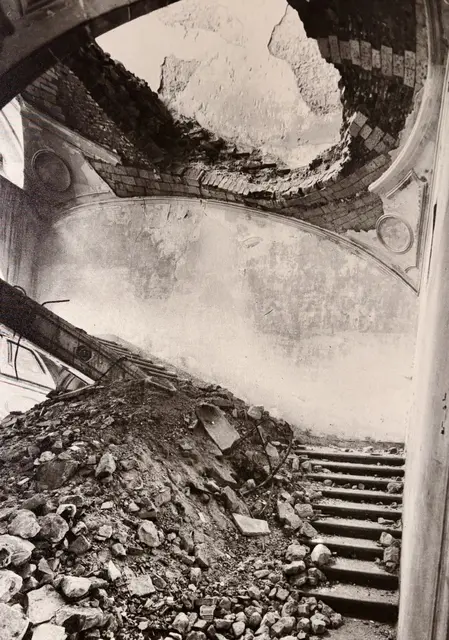 Als im September 1944 amerikanische Truppen den heftig umkämpften Moselübergang erzwangen und der darauffolgende Artilleriebeschuss die Abtei in Brand setzte, verwandelte sich diese von klösterlicher Kontemplation durchwehte Treppenflucht in ein melancholisches Archiv des gewaltsamen Systembruchs – ein stummes Zeugnis einer Zäsur, in der das taktische Kreuzfeuer der Befreiung das über Jahrhunderte gewachsene geistige Erbe der Gelehrtenrepublik mit den steinernen Trümmern der modernen Geschichte überschüttete.
 | Foto: Daniel J. Basler
