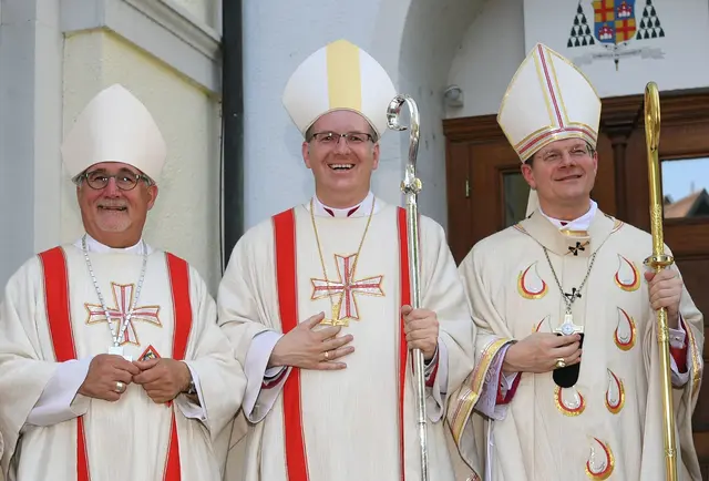 Christian Würtz (Mitte) war 2019 in Freiburg Weihbischof geworden. (Archivbild)  | Foto: Patrick Seeger/dpa