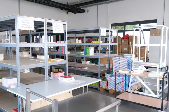 Wer die Schulbücher abholt, sollte Vollmacht und Ausweiskopie dabeihaben und die Bücher direkt prüfen. | Foto: KV