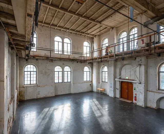 Vor der Orgelfabrik informieren sich Besucherinnen und Besucher über das Sommertheater und die Mittwochsreihe. | Foto: | Stadt Karlsruhe, Monika Müller-Gmelin