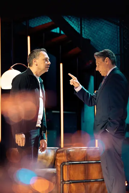 Besonderes Crossover bei GZSZ: Sebastian Fitzzek und Wolfgang Bahro stehen gemeinsam für eine geheimnisvolle Lesung vor der Kamera. | Foto: RTL / Pit Faul