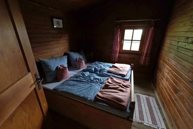 Holz, Ecken, schmale Spalten: Die Bauweise vieler Berghütten macht es Bettwanzen leicht, sich zu verstecken – mit ein paar Tipps lässt sich die Verbreitung eindämmen. | Foto: dpa