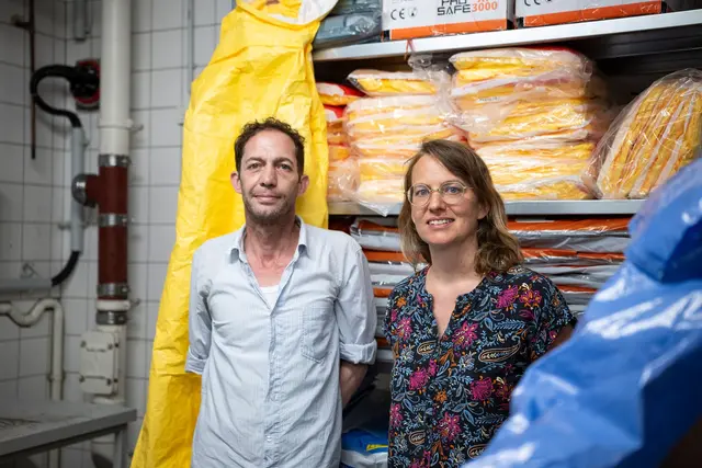  Christian Kleine und Regina Ellwanger Berry kennen sich beim Umgang mit hochansteckenden Krankheiten gut aus.  | Foto: Hannes P. Albert/dpa