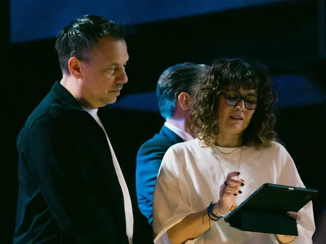 Sebastian Fitzek bespricht gemeinsam mit Regisseurin Janka Venus seinen Gastauftritt bei GZSZ. In zwei Folgen spielt der Bestsellerautor sich selbst. | Foto: RTL / Pit Faul
