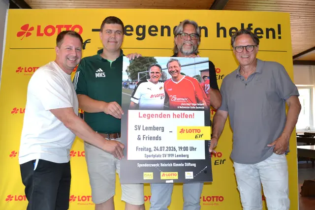 Thomas Riedl, Marc-Kevin Schaf (1. Vorsitzender des SV Lemberg), Marco Dobrani (Stiftungsvorstand der Heinrich-Kimmle-Stiftung) und Edgar "Euro-Eddy" Schmitt (von links) freuen sich auf das Benefizspiel  | Foto: Frank Schäfer