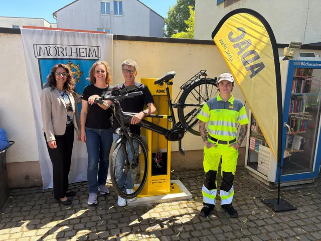 Shabnam Ullrich, Vorstandsmitglied und Referentin für Verkehr und Technik des ADAC Pfalz e.V., Sandra Michler, Ortsvorsteherin Mörlheim, Joachim Ohmer, Vorsitzender ADAC Pfalz e.V. ADAC Pannenhelferin Sophia Fuchs (von links) sind bei der Eröffnung dabei
 | Foto: ADAC Pfalz e.V.
