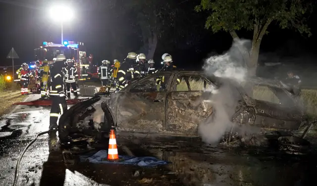 Zwei Menschen verunglückten bei dem schweren Unfall tödlich.  | Foto: Jason Tschepljakow/dpa