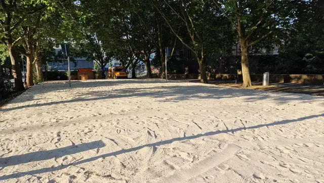 Volleyball spielen, Boule ausprobieren oder einfach entspannen: Die Beach Bar bietet kostenlose Freizeitangebote für alle Altersgruppen | Foto: Ralf Vester